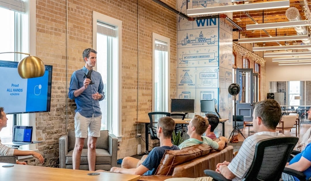 Equipo empresarial implementando agente de IA para atención al cliente por WhatsApp Instagram y web en Venezuela