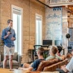 Equipo empresarial implementando agente de IA para atención al cliente por WhatsApp Instagram y web en Venezuela