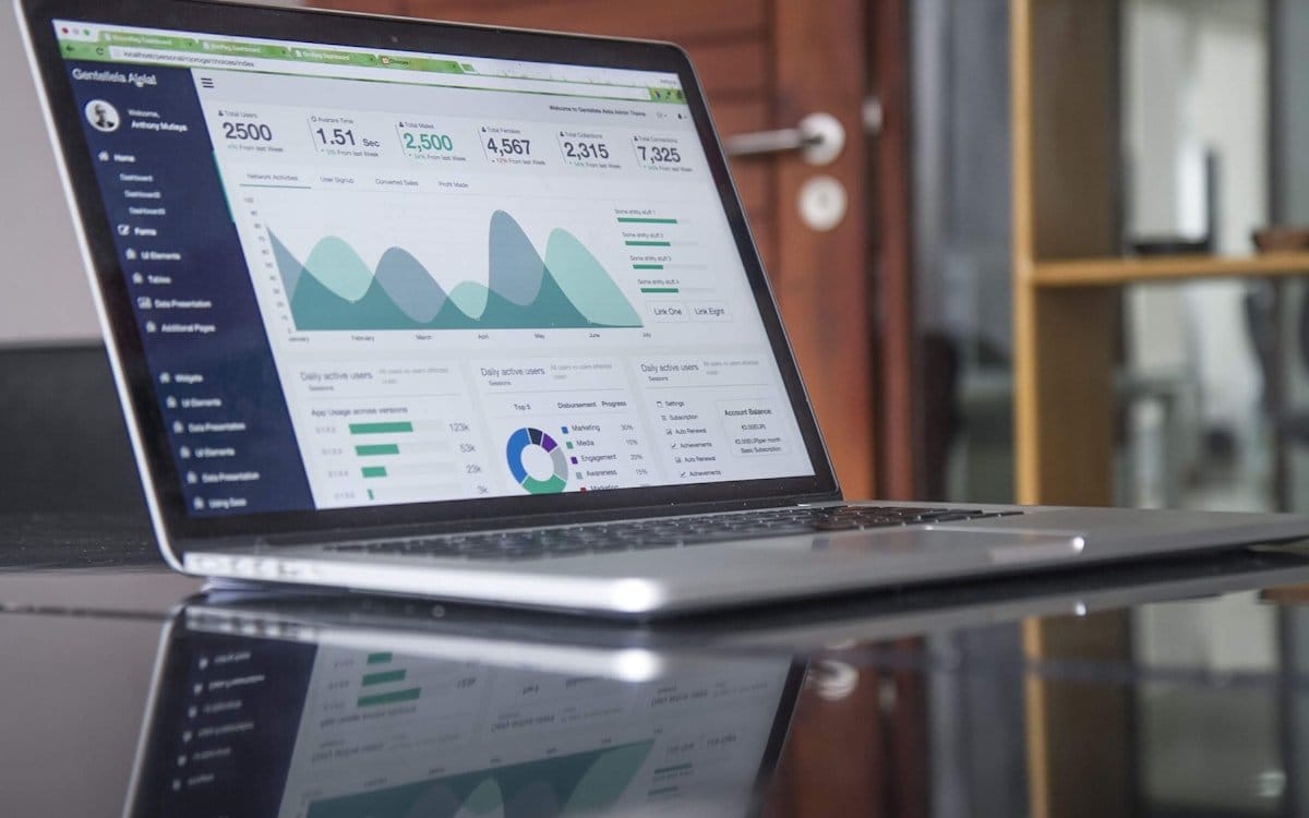 Beneficios de implementar un agente de inteligencia artificial en la atención al cliente empresarial