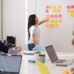 Equipo profesional de tecnología implementando soluciones de inteligencia artificial para automatizar atención al cliente